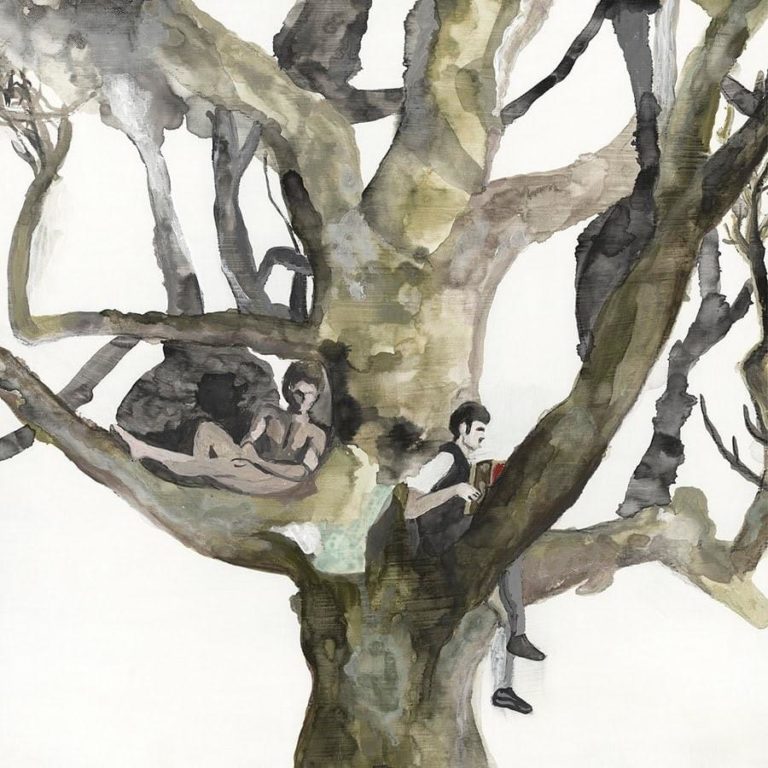 Aquarellartige Illustration eines knorrigen, blattlosen Baums mit einem Vogelnest in den Ästen, vor pastellblauem Himmel.