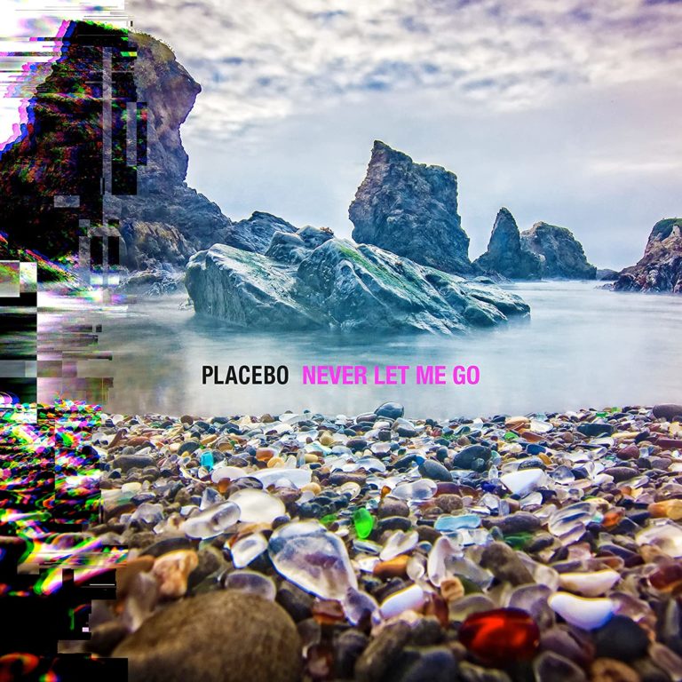 Verwaschen-glitchiges Felsenküsten-Panorama mit glitzernden Strandsteinen aus Glas und dem Schriftzug „PLACEBO NEVER LET ME GO“.