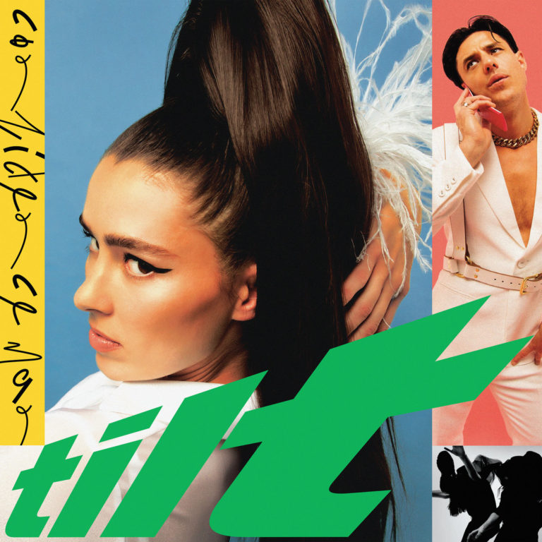 Eine farbenfrohe Collage: Im Zentrum blickt eine Frau im weißen Outfit über die Schulter, darüber prangt das grüne „tilt“-Logo; rechts ein Mann im weißen Anzug telefonierend vor rosafarbenem Grund, unten schwarze Tanzsilhouetten.