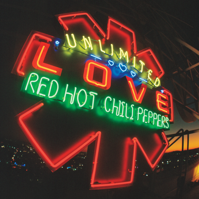 Neon-Schriftzug „Unlimited Love“ und „Red Hot Chili Peppers“ in leuchtendem Rot, Grün und Gelb vor dunklem Hintergrund.