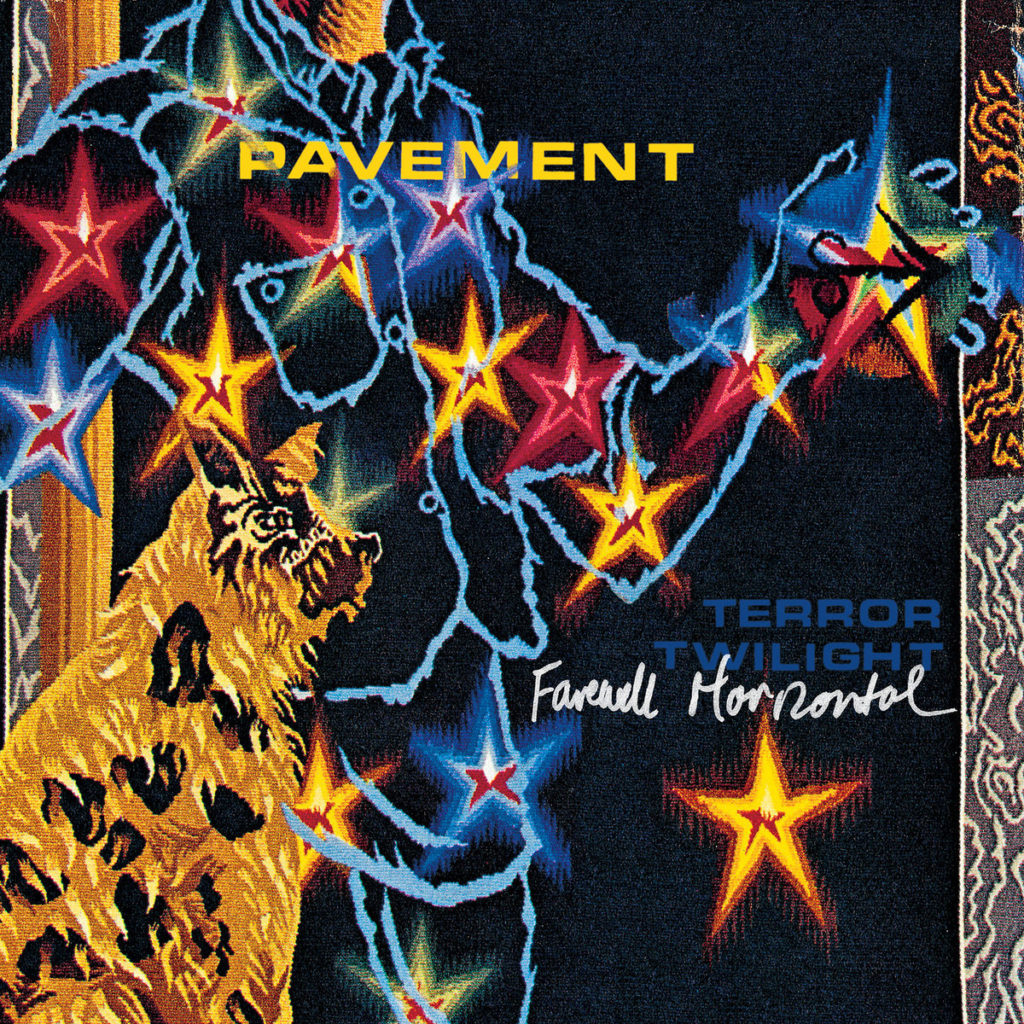 Ein nächtliches, textilhaftes Kunstwerk: Leuchtende Sterne sind durch blaue Blitze zu einer Wolkenform verbunden, rechts leuchtet „PAVEMENT“ in Gelb, unten prangt „TERROR TWILIGHT Farewell Horizontal“, links blickt ein stilisierter Bronzelöwe.