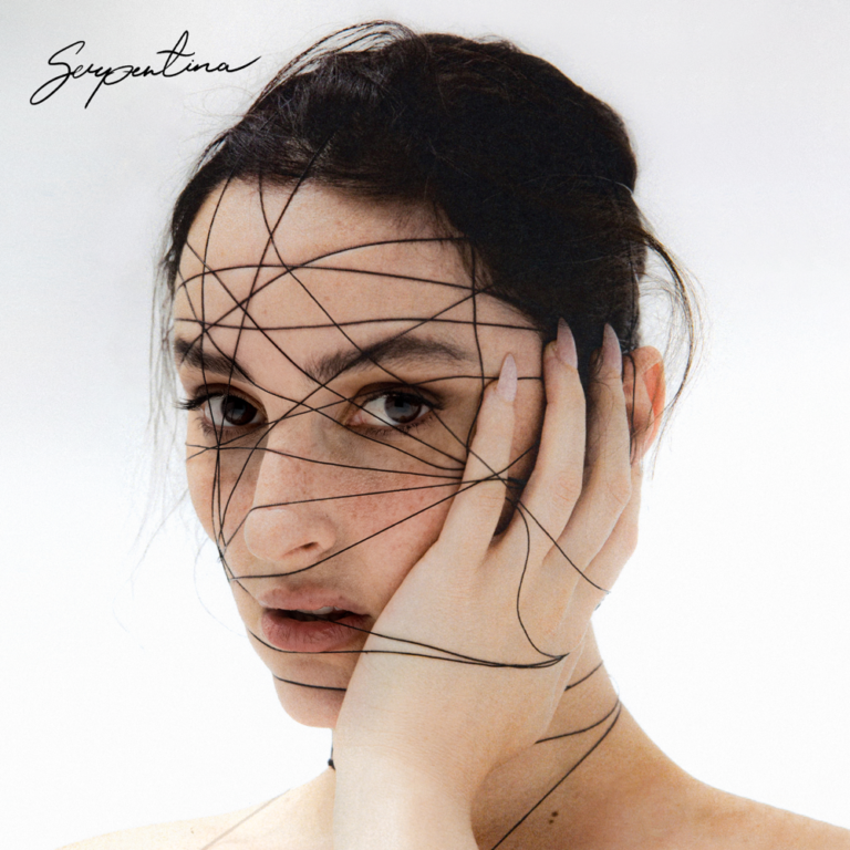 Portrait der Sängerin Banks für ihr Album „Serpentina“: ihr Blick ist nachdenklich, ihr Gesicht von schwarzen Linien umwoben, als würde ein Netz aus Emotionen sie umfangen.