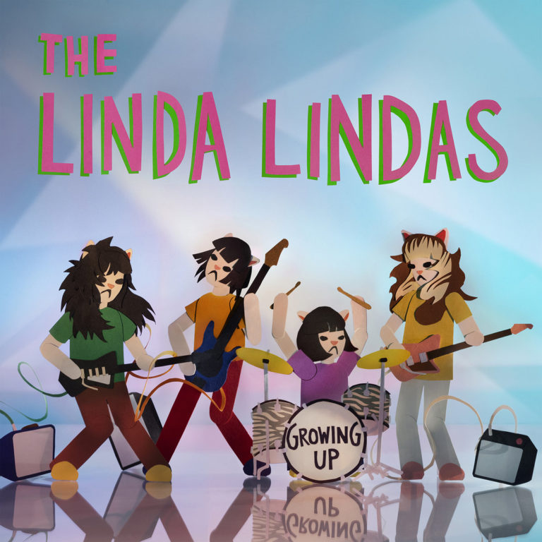 Illustration der vierköpfigen Punk-Band THE LINDA LINDAS als Katzenfiguren mit Gitarren, Bass und Schlagzeug vor einem irisierenden, pastellfarbenen Bühnenlicht.