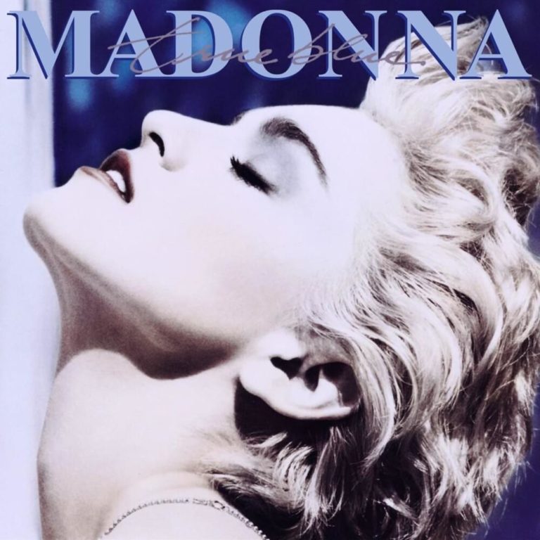 Albumcover von Madonna mit dem Titel True Blue, zeigt die Künstlerin in Profilansicht mit blonden Locken.