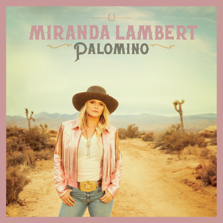 Albumcover von Miranda Lambert: Sie steht in weiter Wüstenlandschaft auf einer staubigen Straße, trägt Cowboyhut und rosafarbene Jacke, darüber prangt der Schriftzug „Palomino“.