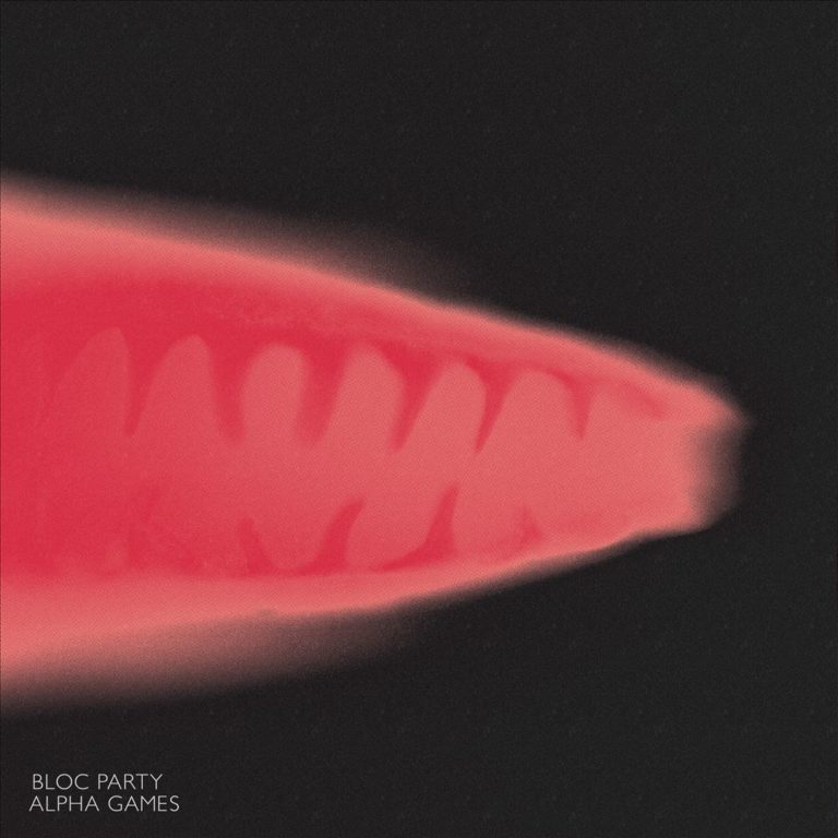 Verwaschene Nahaufnahme einer leuchtend roten Form vor schwarzem Hintergrund, darauf klein „Bloc Party – Alpha Games“.