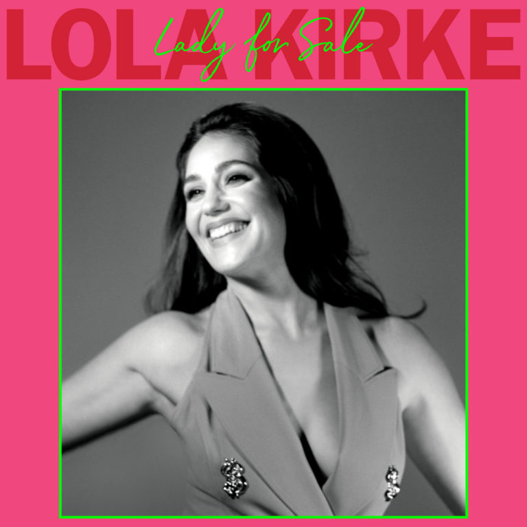 Im knallpinken Rahmen prangt in rot „LOLA KIRKE“, darüber in neon­grün „Lady for Sale“. Schwarz­weiß lächelt Lola Kirke im grauen Top mit glänzenden Dollar­zeichen­broschen.