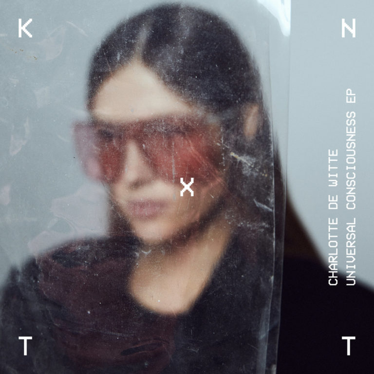 Unscharfes Porträt einer Frau hinter zerkratzter Plexiglas-Scheibe, rosa getönte Sonnenbrille, umrahmt von den Buchstaben K N X T und dem Schriftzug „Charlotte de Witte – Universal Consciousness EP“.