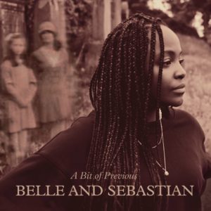 Sepia-getöntes Porträt einer Frau mit langen, geflochtenen Zöpfen im Vordergrund, im unscharfen Hintergrund zwei vintage gekleidete Figuren und der Schriftzug „A Bit of Previous – Belle and Sebastian“.