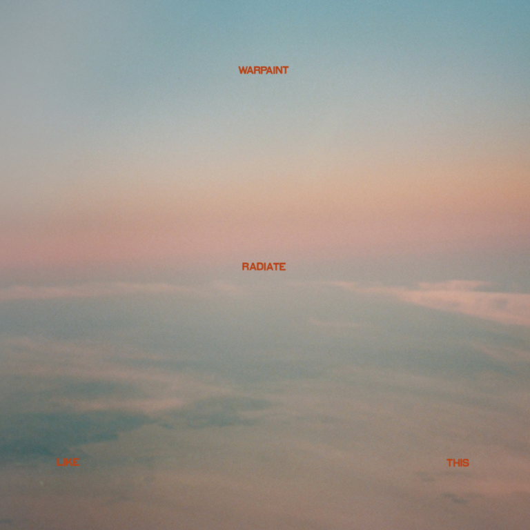 Sanft rosa-orangener Himmel über einer endlosen Wolkendecke, durchzogen von kleinen, rot leuchtenden Wörtern „thelight“, „radiate“, „us“.