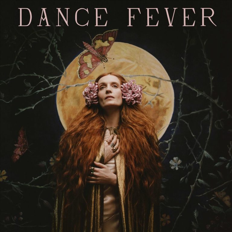 Florence Welch steht mit wallendem roten Haar vor einer goldenen Mondscheibe, geschmückt mit Blumen im Haar – mystisches Cover zu „Dance Fever“.