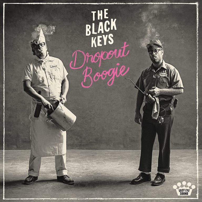 Zwei Männer im Diner- und Werkstatt-Outfit stehen rauchend vor grauem Hintergrund – Vintage-Cover für „Dropout Boogie“ von The Black Keys, Album 2022.