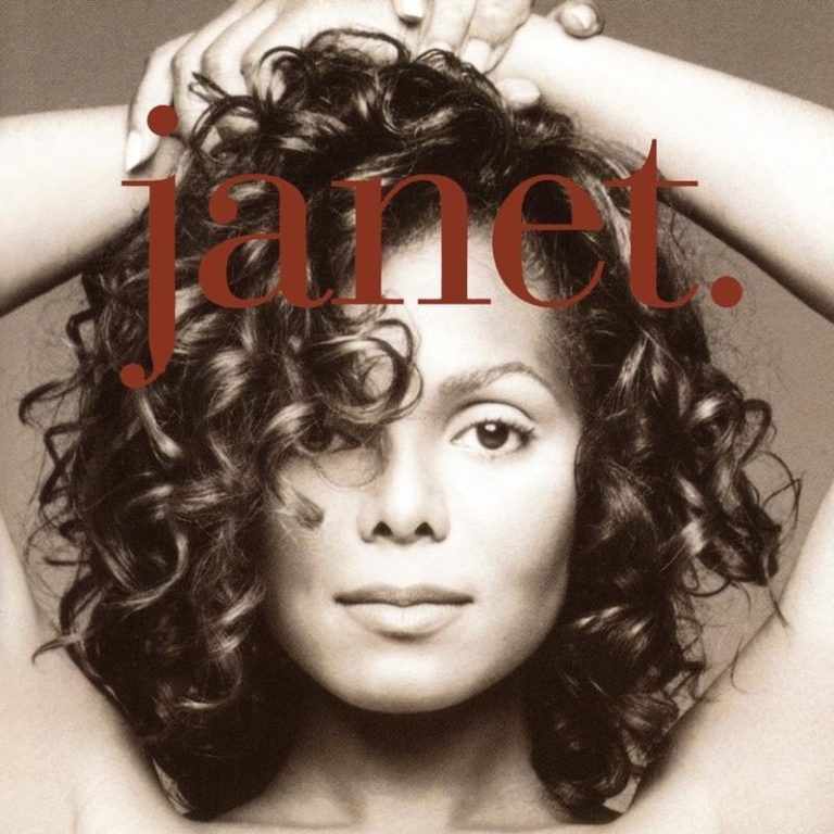 Nahaufnahme einer Frau mit lockigem Haar und erhobenen Armen auf einem Albumcover.