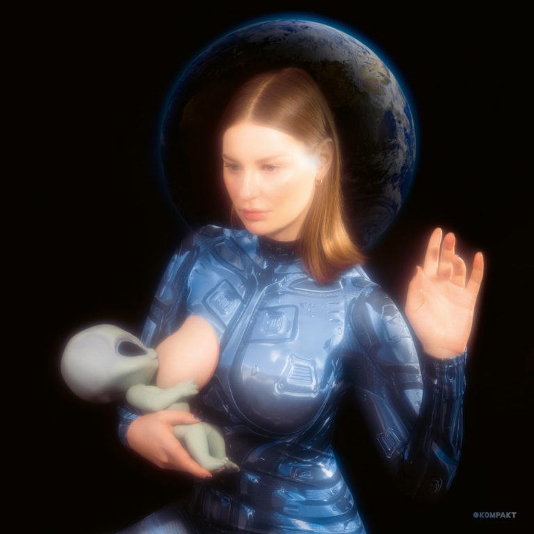 Eine Frau in einem glänzenden, futuristischen Anzug hält ein grünes Alien-Baby beim Stillen, vor schwarzem Hintergrund mit der Erde als leuchtendem Halo hinter ihrem Kopf. Die Szene wirkt mystisch und surreal.