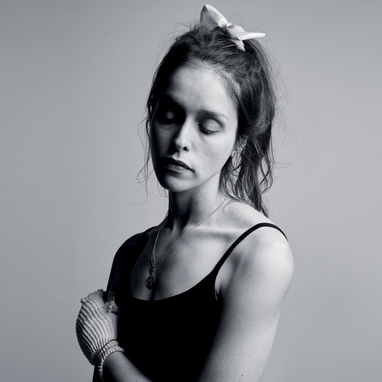 „Tess Parks in einem nachdenklichen Schwarz-Weiß-Porträt, das ihre emotionale Tiefe und den traumähnlichen Charakter ihrer Musik widerspiegelt.“