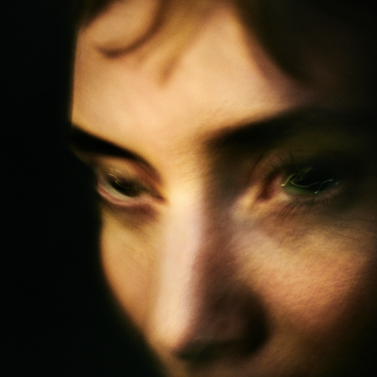 „Lykke Li zeigt ein verschwommenes, intensives Porträt mit dunklen Schatten, das die mystische und emotionale Tiefe ihres Albums ‚EYEYE‘ widerspiegelt.“