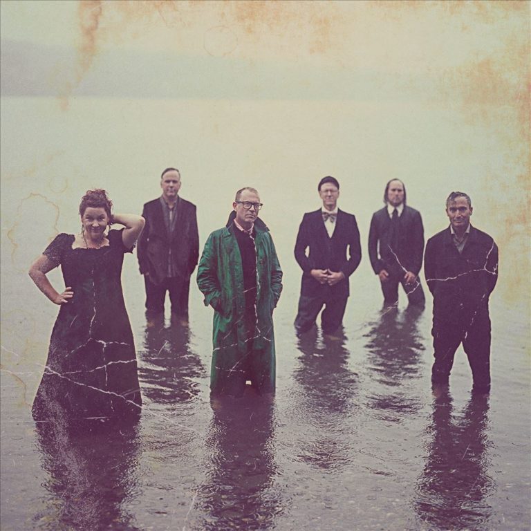 „Die Band Stars steht in stilvoller Vintage-Optik kniehoch im Wasser, ihre zurückhaltende Eleganz und melancholische Aura spiegeln die zeitlose Tiefe ihres Folk-Rock-Sounds wider.“
