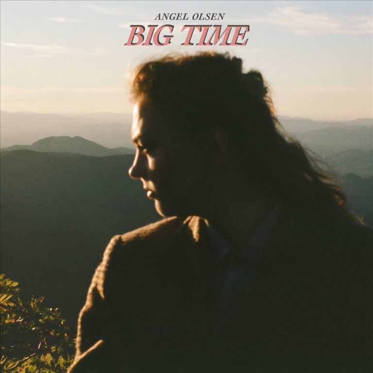 „Das stimmungsvolle Profilportrait von Angel Olsen vor sanft leuchtenden Berglandschaften bei Sonnenuntergang symbolisiert die introspektive Tiefe ihres Albums ‚Big Time‘.“