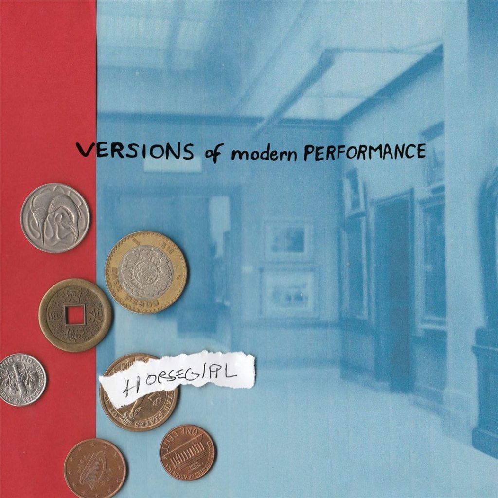 Das Albumcover „Versions of Modern Performance“ von Horsegirl zeigt einen blauen, transparenten Überzug mit dem handschriftlichen Titel über einem roten Hintergrund und verschiedenen alten Münzen.
