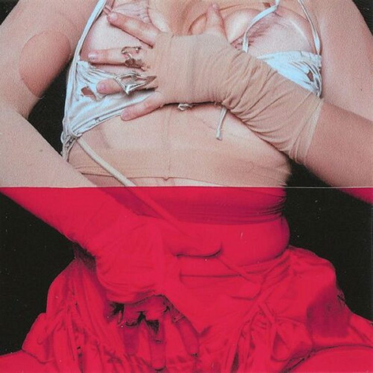 Ausschnitt eines Albumcovers mit einer Person in zerrissener weißer Kleidung, die Hände über der Brust verschränkt trägt, darunter eine kräftige rote Stoffbahn; Fokus auf Oberkörper und Hände.