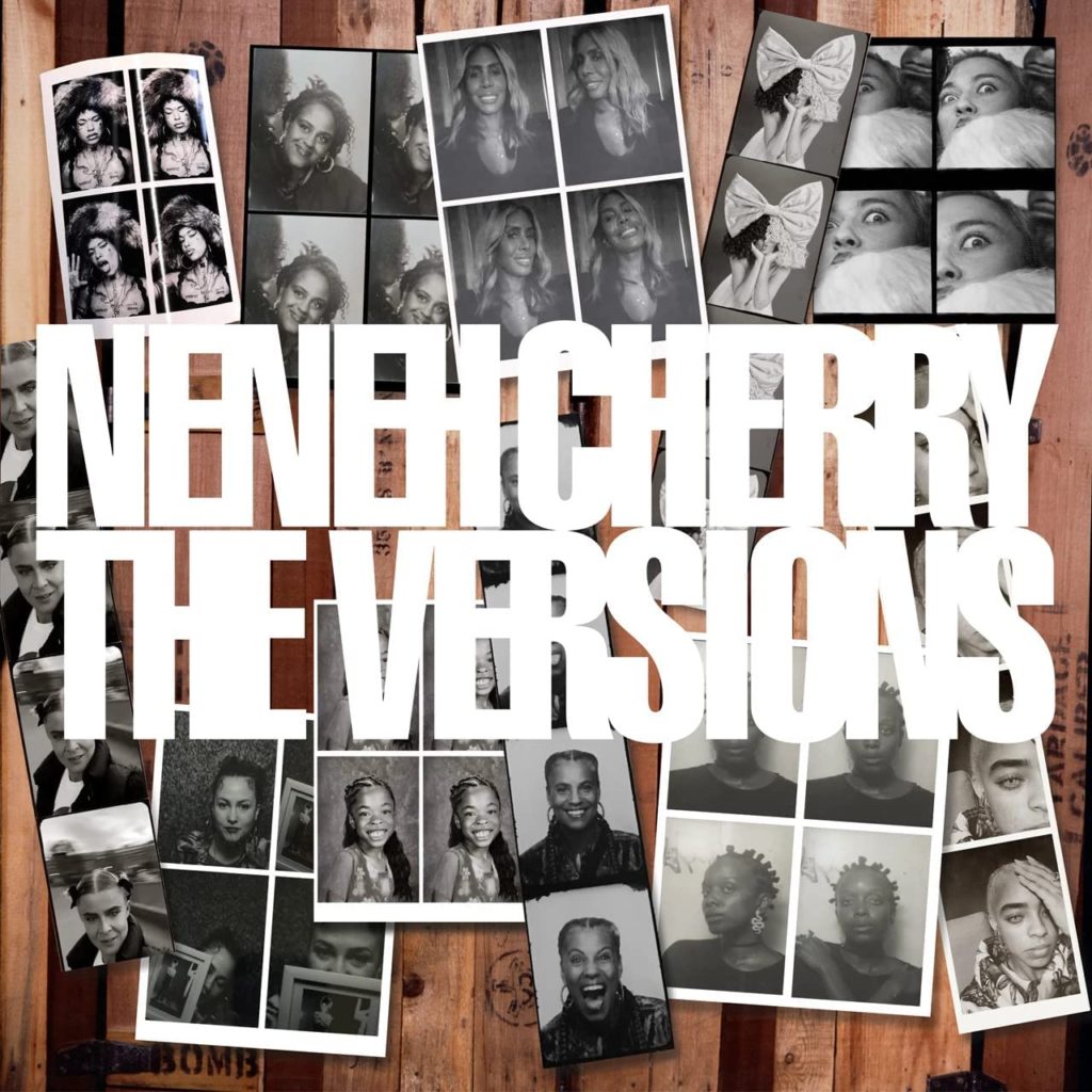 Collage aus Schwarz-Weiß-Fotostreifen diverser Gesichter auf rustikalen Holzplanken; darüber prangt in riesigen weißen Blockbuchstaben der Schriftzug „Neneh Cherry – The Versions“ – ein visuelles Patchwork aus Erinnerung, Gemeinschaft und Selbst­erfindung.