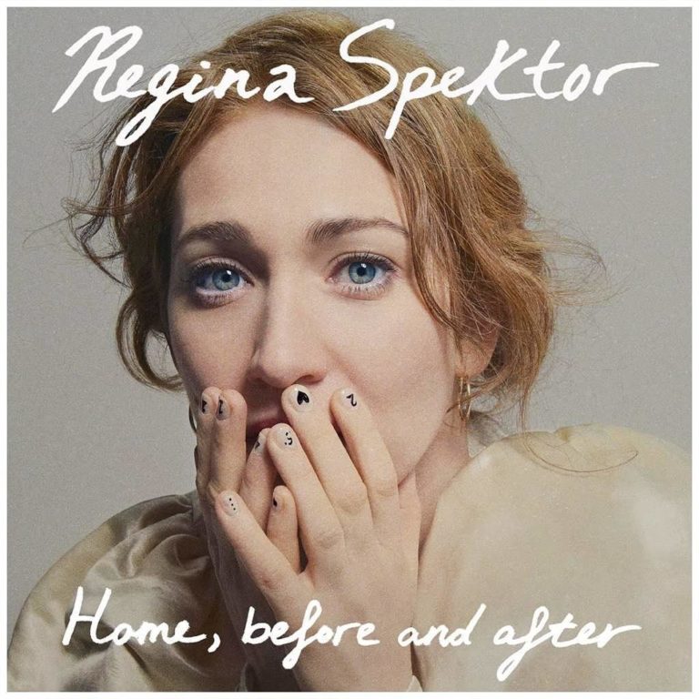 Albumcover von Home, before and after zeigt Regina Spektor mit aufgewühltem Blick, die Hände über den Mund gelegt – auf ihren Fingern sind kleine Zahlen und Herzen gezeichnet. Der Hintergrund ist neutral, das Bild intim und verletzlich.