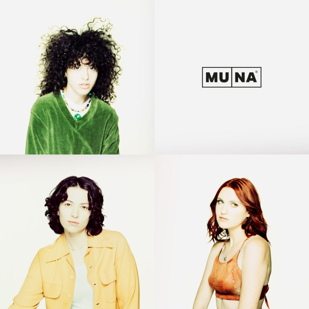 Albumcover von „MUNA“: Drei Frauenporträts in cleanem Quadratlayout – minimalistisch, doch voller Charakter. Leuchtende Farben, Blickkontakt, Pop-Attitüde.