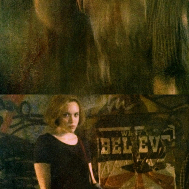 Person in schwarzem Shirt vor Graffiti-Wand mit dem Wort BELIEVE.