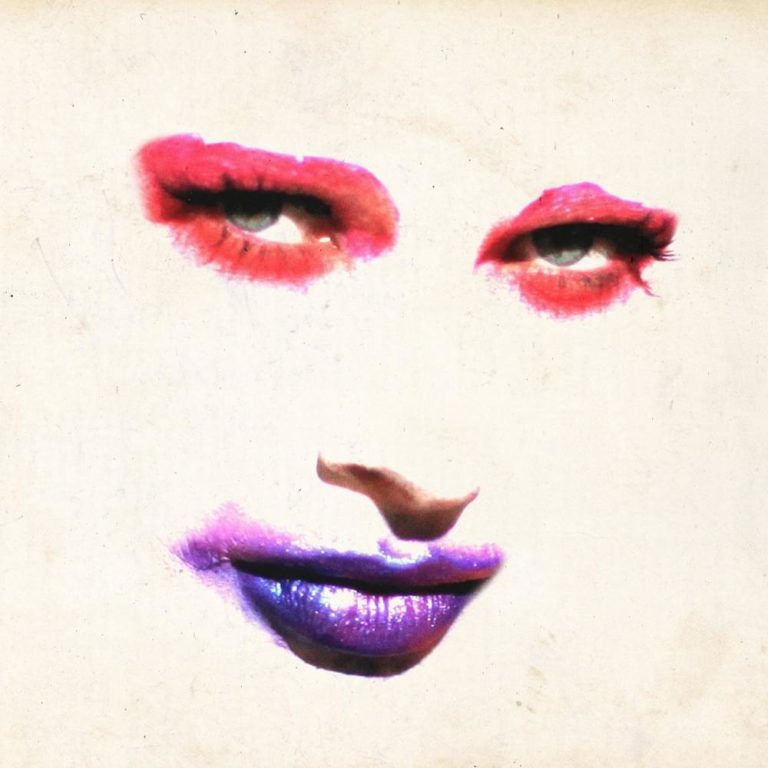 Cover von Alexisonfires „Otherness“ mit einem stilisierten Gesicht: knallrote Augenlider und violett-schimmernde Lippen auf fast vollständig weißem Hintergrund – geheimnisvoll und provokant reduziert.