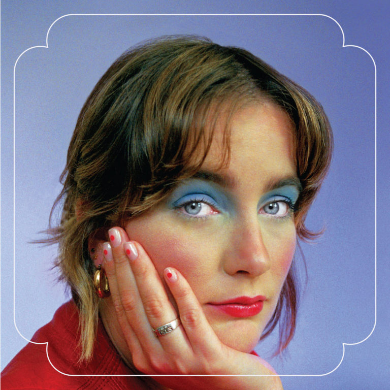 Porträt von Katy J Pearson mit intensivem Blick, pastellblauem Lidschatten und verspieltem Nageldesign vor violettem Hintergrund – eingerahmt in weiße Linienornamente.