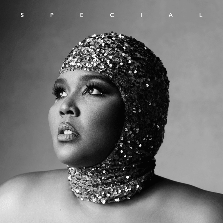 Lizzo blickt im schwarz-weißen Cover zu „Special“ kraftvoll in die Ferne – ihr Gesicht eingerahmt von einer glitzernden, kristallbesetzten Haube. Das Bild strahlt Selbstbewusstsein, Eleganz und zeitlose Empowerment-Ästhetik aus.