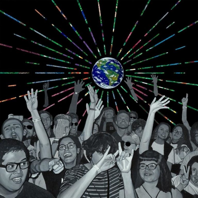 Collageartiges Cover zu „World Wide Pop“ von Superorganism: eine jubelnde Menschenmenge in Schwarzweiß hebt die Hände, während über ihnen eine animierte Weltkugel im Mittelpunkt bunter Lichtstrahlen schwebt – psychedelisch, verspielt und global gedacht.