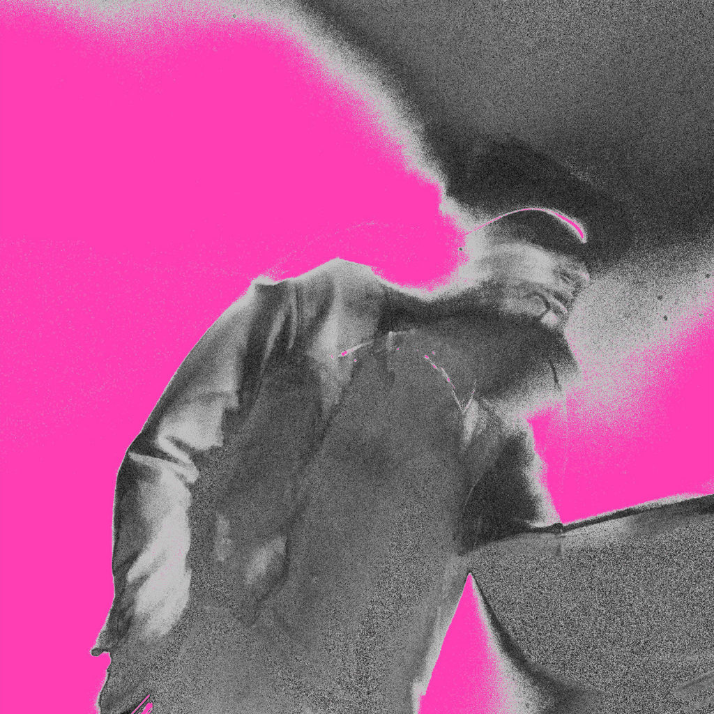 Verwaschene Schwarzweiß-Aufnahme eines männlichen Musikers in Bewegung vor grell-pinkem Hintergrund – ein stilisierter, körniger Effekt unterstreicht die rohe Energie des Motivs, das futuristisch und zugleich retro wirkt.