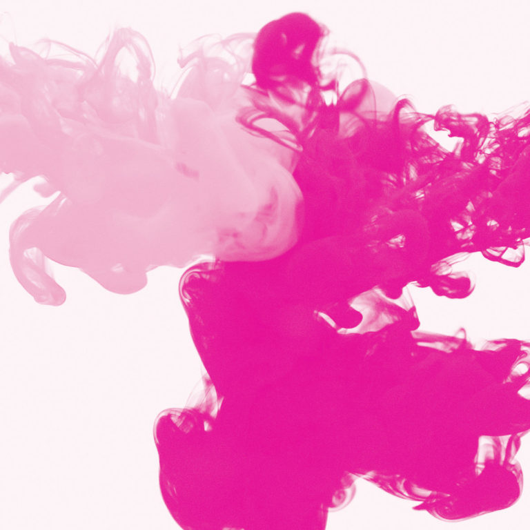 Abstrakte Farbwolken in leuchtendem Rosa und Pink schweben wie digitale Tintenschleier durch einen weißen Raum – zart, fließend und verträumt.