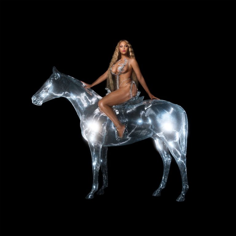 Beyoncé sitzt in glitzerndem Outfit auf einem leuchtenden, silbernen Pferd vor schwarzem Hintergrund – das ikonische Cover des Albums „Renaissance“.