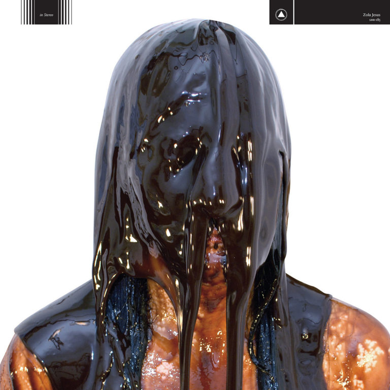Das Coverbild zeigt eine Person mit einem Gesicht, das von schwarzem Material bedeckt ist, vor einem weißen Hintergrund.
