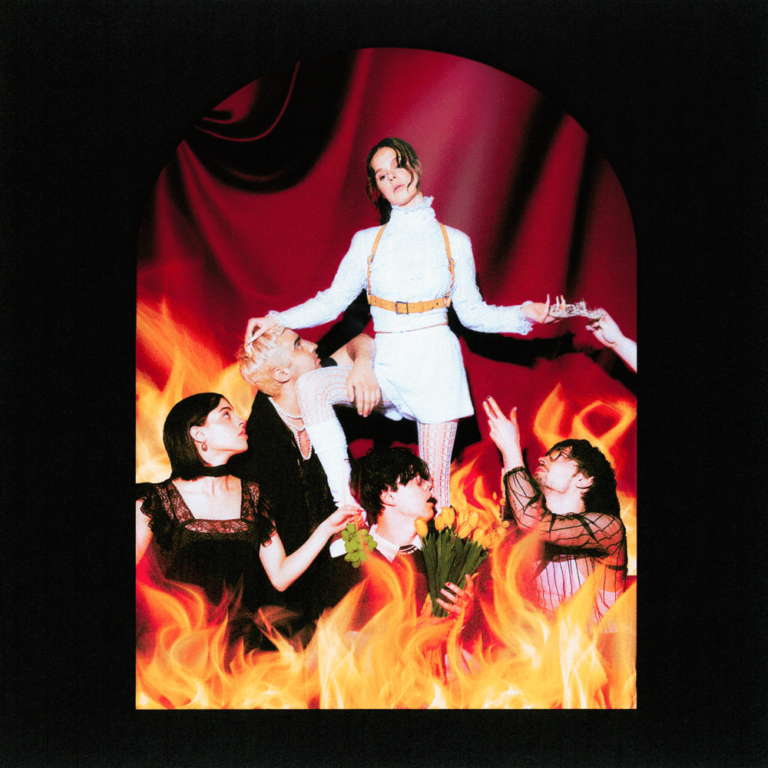Albumcover zu ELIO’S INFERNO zeigt ELIO in weißem Outfit über einer stilisierten Höllenszene mit roten Vorhängen und Flammen, während sie über Figuren in schwarzer Kleidung thront.