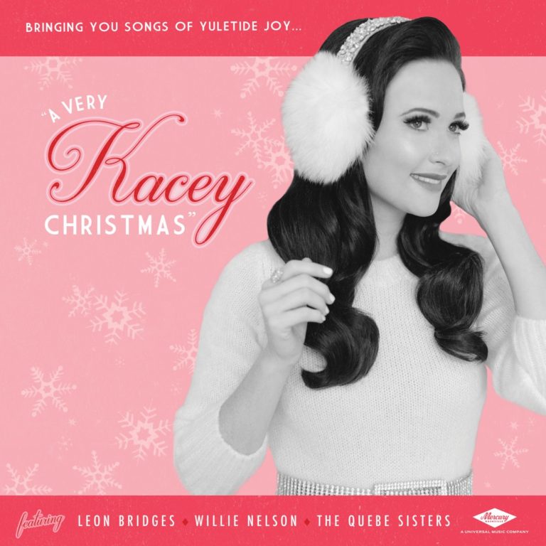 Kacey Musgraves mit Ohrenschützern vor rosa Hintergrund mit Schneeflocken