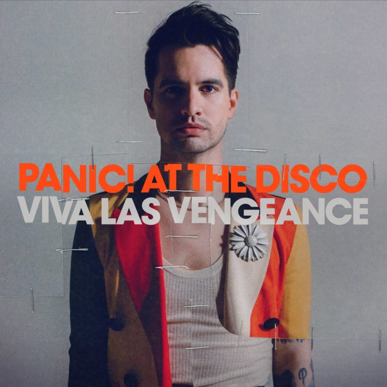 Ein ernster Brendon Urie steht frontal vor grauem Hintergrund, trägt ein buntes Sakko mit Blume, das wie eine Bühnenkluft wirkt. Über das Bild ist typografisch groß der Titel „Viva Las Vengeance“ in Rot und Grau gestanzt – als sei das Cover selbst eine Collage aus Theaterplakat, Pop-Ikone und Glam-Fassade. Die Klammer: Selbstinszenierung, Nostalgie, Showbiz.