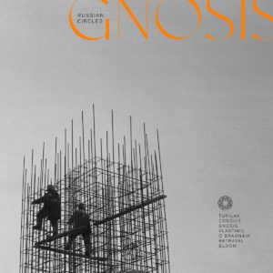 Zwei Arbeiter klettern in einem dichten Geflecht aus Baustahlträgern empor – aufgenommen in Schwarz-Weiß, mit dramatischer Perspektive gegen einen grauen Himmel. Die Szene wirkt wie eine architektonische Meditation über Struktur, Aufstieg und Instabilität – visuell verwoben mit dem wuchtigen, mystischen Post-Metal von „Gnosis“ von Russian Circles.