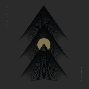 Drei schwarze, geometrische Pyramiden mit einem goldenen Kreis auf dunklem Hintergrund.