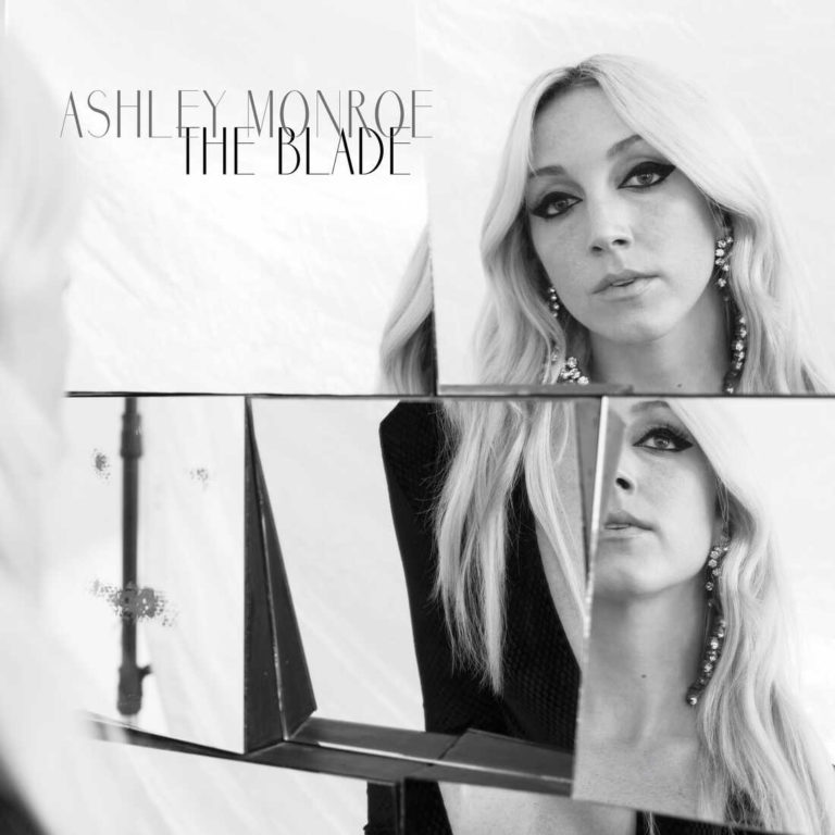 Schwarzweiß-Cover von Ashley Monroe, deren Gesicht in mehrere Spiegel reflektiert wird. Die Künstlerin trägt lange blonde Haare, auffälliges Augen-Make-up und glitzernde Ohrringe. Links oben steht der Schriftzug „Ashley Monroe The Blade“.