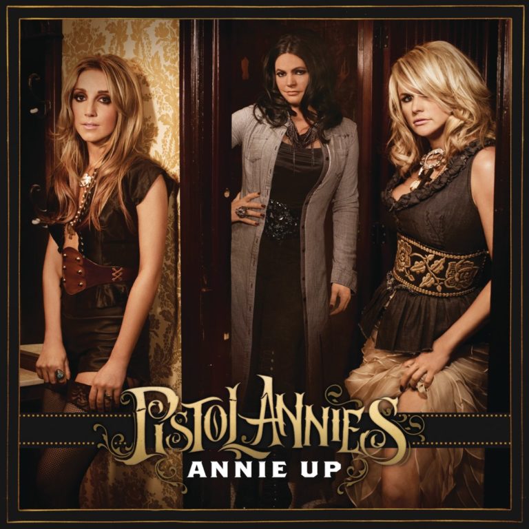 Drei Frauen in stilvoller Kleidung posieren vor einer dekorativen Tapete auf dem Albumcover.