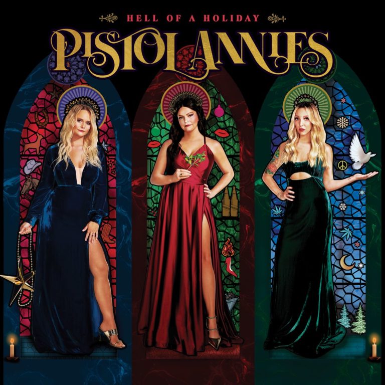 Drei Mitglieder der Pistol Annies posieren vor stilisierten Kirchenfenstern mit Heiligenschein, Festtagskleidern und Symbolen wie Taube, Kerze und Stern – visuell zwischen Country-Glam und Sakralkitsch.