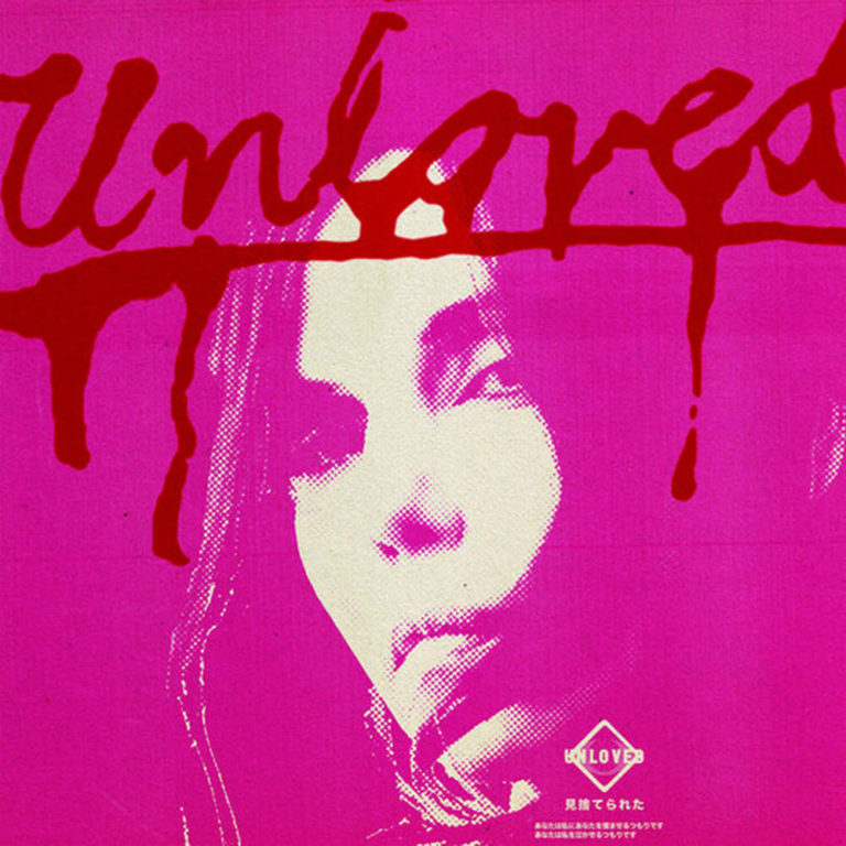 Cover von „The Pink Album“ von Unloved in kräftigem Pink mit dramatischer Typografie und Halbporträt der Sängerin, inspiriert vom Stil der 60er.
