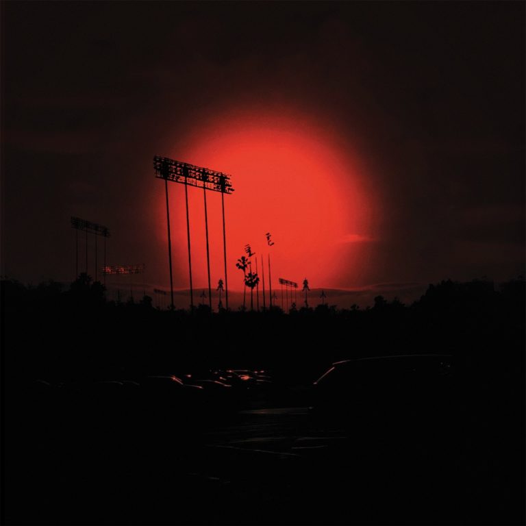 Ein dunkles Stadionpanorama mit Flutlichtmasten, deren Silhouetten sich vor einem dramatisch roten Sonnenuntergang abzeichnen. Die Szene wirkt apokalyptisch, bedrohlich und geheimnisvoll – eine düstere Kulisse zwischen Film Noir, Stadionromantik und Weltuntergangsvision.