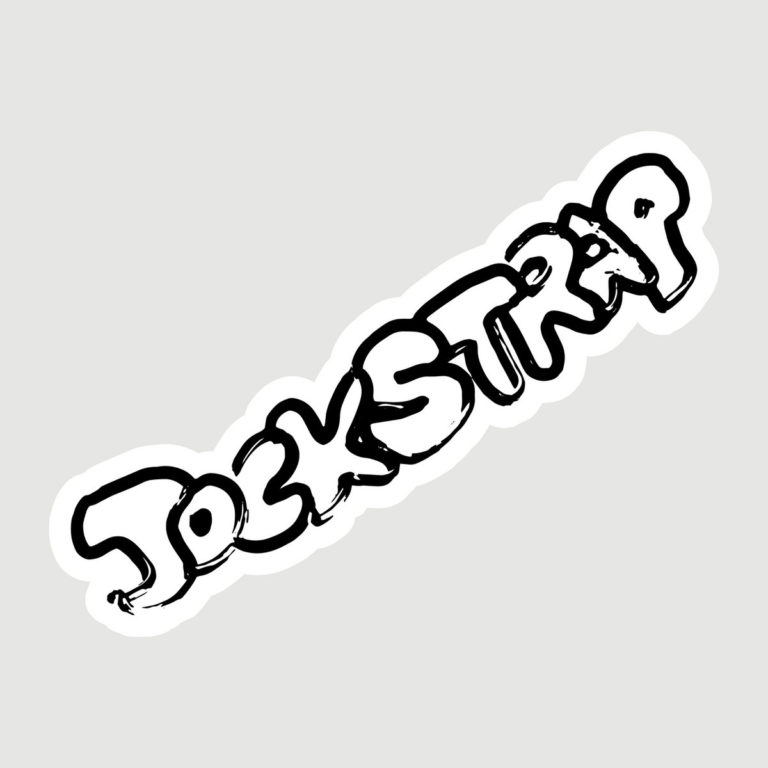 Der Schriftzug „Jockstrap“ in handgezeichneter, cartoonartiger Schwarz-Weiß-Graffiti-Optik schwebt schräg auf grauem Hintergrund. Die unruhige, skizzenhafte Linienführung vermittelt eine Mischung aus Punk-Attitüde, DIY-Ästhetik und ironischer Selbstinszenierung.