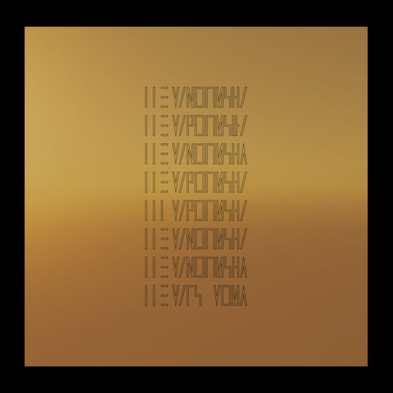 Ein monochromes Cover in Gold-Verlauf mit schwarzem Rand; vertikale Textreihen mit futuristischer Typografie in der Mitte, kaum lesbar, hypnotisch geordnet.
