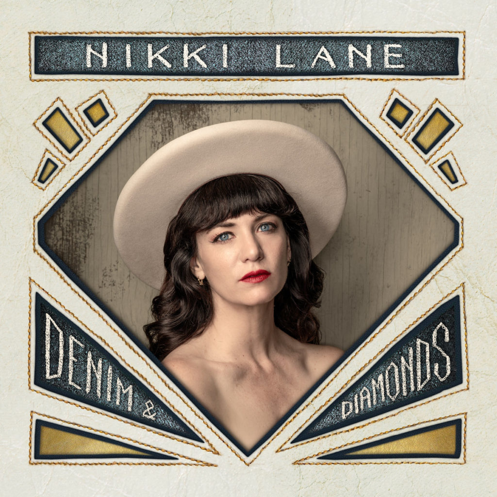 Nikki Lane mit cremefarbenem Westernhut und markantem Blick, eingerahmt in ein retro-inspiriertes Artwork mit Denim-Texturen, Goldakzenten und Vintage-Rahmen.