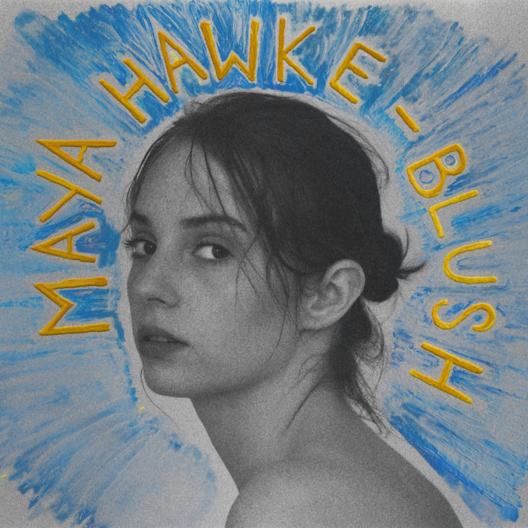 Porträt einer Frau vor blauem Hintergrund mit gelbem Schriftzug Maya Hawke Blush